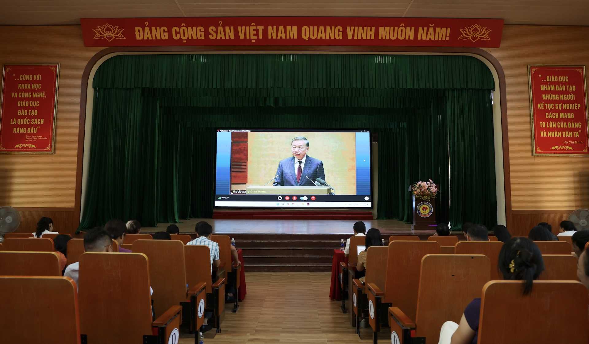 Trường Đại học Hồng Đức tham dự Hội nghị toàn quốc nghiên cứu, học tập, quán triệt và triển khai thực hiện một số Nghị quyết, Chỉ thị của Bộ Chính trị